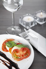 Tomate mit Mozzarella angerichtet Restaurant