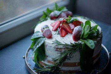 naked cake with strawberry