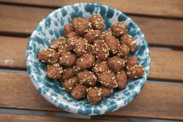 Sugared peanuts with sesame
