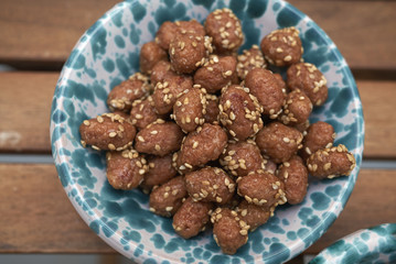 Sugared peanuts with sesame