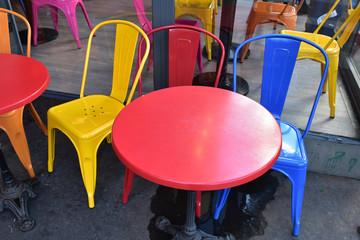 Tables et chaises multicolores