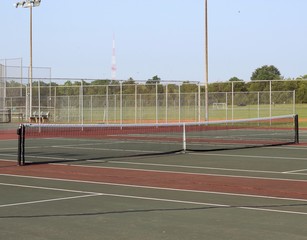 Obraz premium The tennis court at the facility on a sunny summer day.