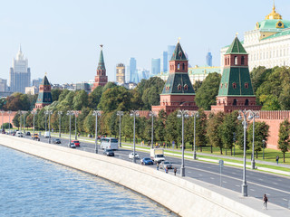 Obraz premium cars near Kremlin in Moscow city in sunny day