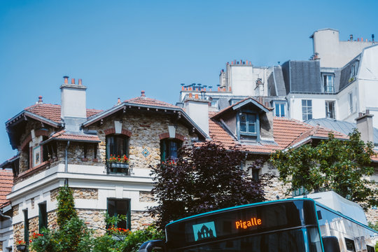 Maison et bus parisien pour Pigalle, Montmartre, Paris