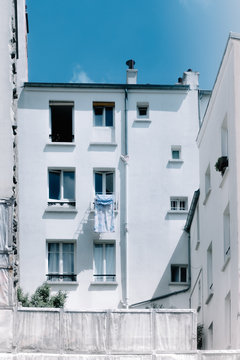 Immeuble et linge à la fenêtre, Montmartre, Paris