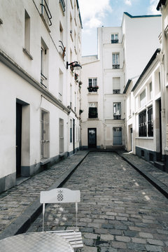 Rue pavée et immeuble  blanc Montmartre, Paris