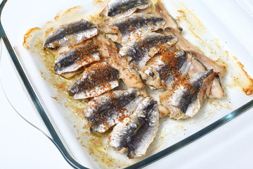 Pesce al forno: sardine con mollica e spezie