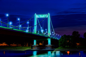 Mülheimer Brücke bei Nacht in Köln