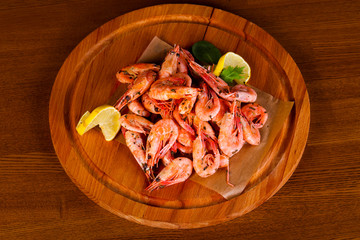 Boiled shrimps with lemon