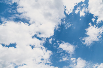 Obraz premium Beautiful white clouds against blue sky