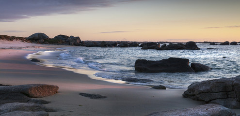 Obraz premium Amazing sunset in low tide on the wild rocky seashore in Menaham, Brittany, France