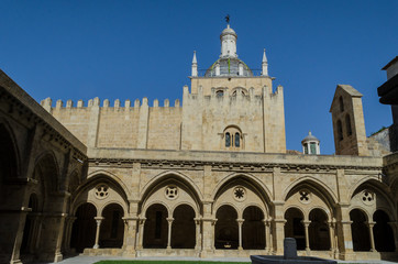 Fototapeta na wymiar Claustro de la Catedral románica de Coímbra, Portugal