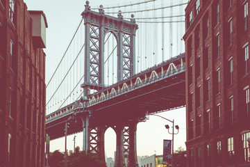 Fototapeta premium Manhattan Bridge widziany z Dumbo, Brooklyn, Nowy Jork, USA.