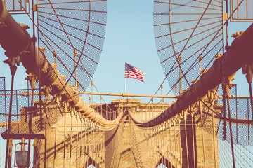 Obraz premium Brooklyn Bridge w Nowym Jorku. Sławny punkt zwrotny w usa przy ranku światłem.