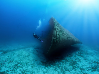 Gesunkenes Schiffswrack mit Scuba Taucher in der Ägäis, Griechenland