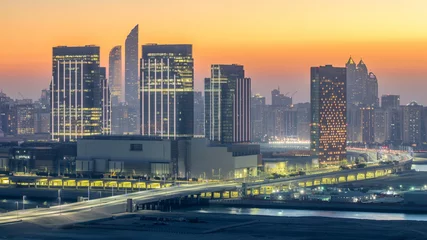 Foto op Plexiglas Gebouwen op het eiland Al Reem in Abu Dhabi dag naar nacht timelapse van bovenaf. © neiezhmakov