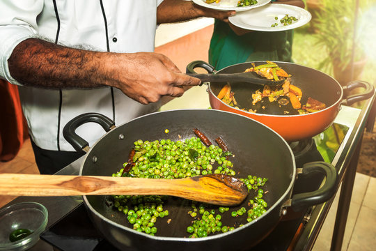 Chefkoch bei einer Kochvorführung der indischen Ayurveda-Küche