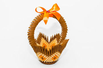 Brązowo-żółty koszyk origami 3d