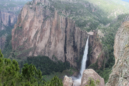Espectacular vista de la cascada de Basaseachi