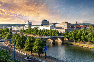 Saarbrücken, Saarland - Stadtzentrum mit Saar und alter Brücke am Abend