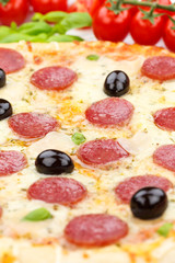 Pizza Pepperoni Peperoni Salami Zutaten backen Nahaufnahme Hochformat auf Holzbrett