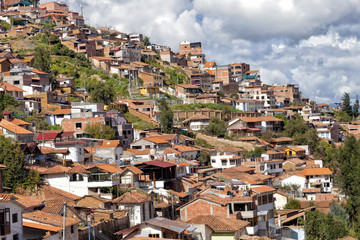 Obraz premium Red roofs houses on the hills in the historic capital of the Inca Empire, Cusco, Peru