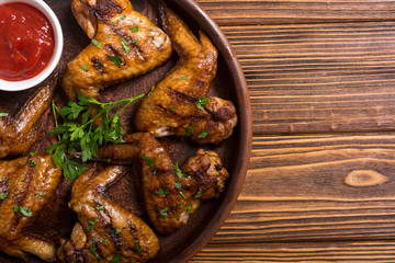 Grilled chicken wings with tomato sauce