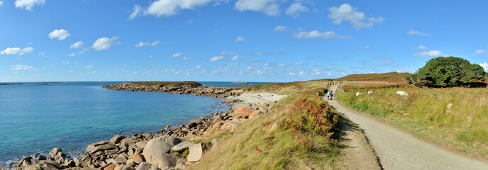 Photo panoramique prise depuis le sentier côtier GR34 en Bretagne.