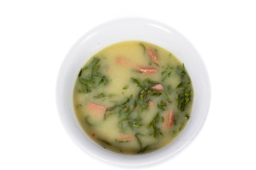 Sopa na tigela vista de cima em fundo branco