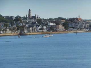 Küste von Gloucester mit Booten und der City Hall