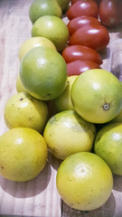 Laranjas e tomates maduros