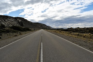 conduciendo en la ruta con cielo soleado con nubes