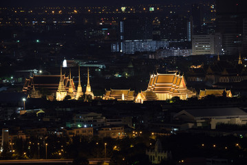 Fototapeta na wymiar バンコクの寺院のある夜景