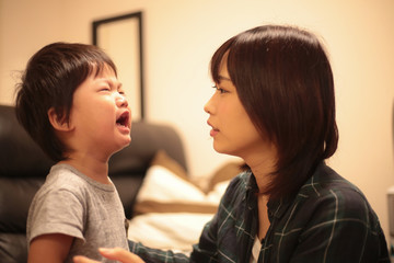 泣く男の子