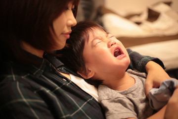泣く男の子