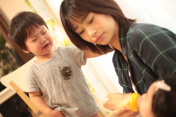 泣く男の子