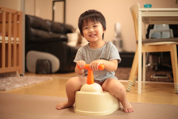 トイレトレーニングする男の子