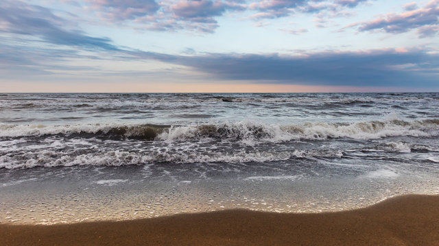 Coast, cloudy weather, waves on the sea © Vastram