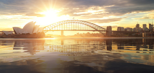 Fototapeta premium Pejzaż z portu Sysney i mostu z momentem porannego wschodu słońca