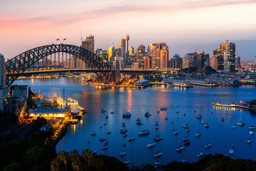 Panorama van de haven en de brug van Sydney in de stad van Sydney
