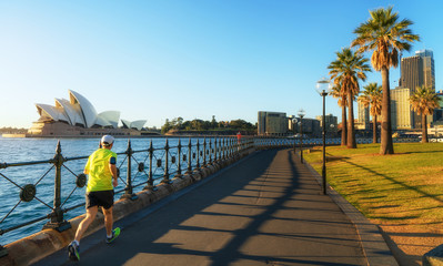 Obraz premium Mężczyzna biegnący w parku portowym