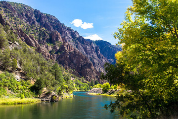 De Gunnison-rivier stroomt door Black Canyon van het Gunnison National Park in Colorado