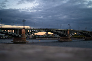 Fototapeta na wymiar Theodor-Heuss-Brücke am Rhein zwischen Mainz/Wiesbaden