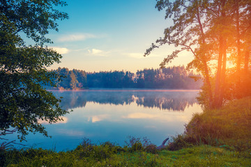Frühmorgens, Sonnenaufgang über dem See. Ländliche Landschaft, Wildnis. Schöne Natur von Finnland, Europa
