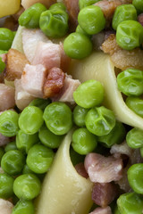     Pasta,penne a candela con pancetta e piselli 