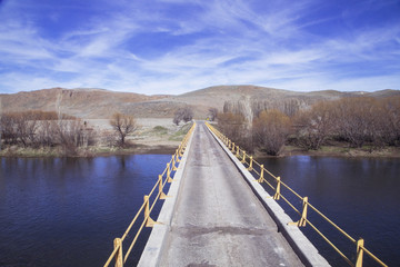 Puente cruzando río, Argentina, Patagonia