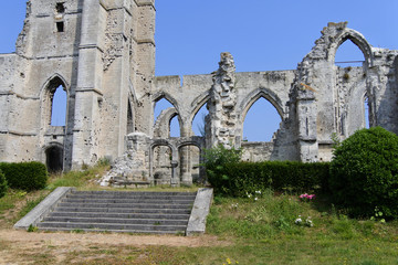 Fototapeta na wymiar Treppe vor der Ruine der Kirche in Ablain-Saint-Nazaire 