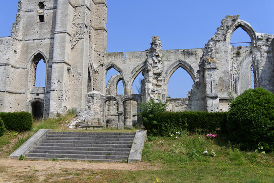 Treppe vor der Ruine der Kirche in Ablain-Saint-Nazaire 