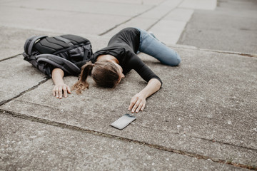 Frau stürzt mit Smartphone