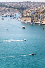 Obraz premium Boote und Schiffe in Hafen Bucht Grand Harbour Valletta Malta